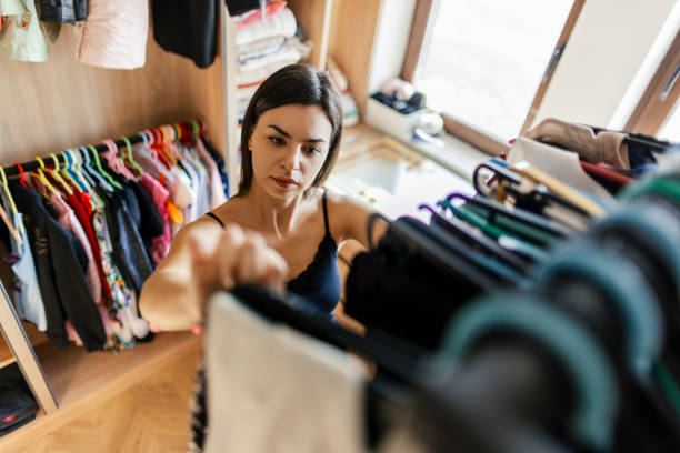 young woman choosing what to wear - placard women holding standing fotografías e imágenes de stock