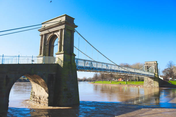 pont suspendu de wilford par une journée d’hiver ensoleillée - brunt photos et images de collection