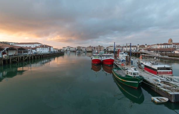 der hafen von saint-jean-de-luz in den pyrenäen-atlantiques in frankreich - st jean de luz harbor basque provinces france stock-fotos und bilder