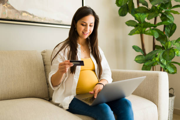 bella donna incinta che fa shopping online per l'abbigliamento del bambino - human pregnancy clothing shopping retail foto e immagini stock