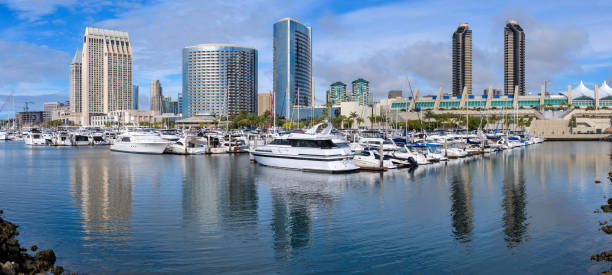 puerto deportivo de san diego: una vista panorámica del puerto deportivo de san diego en un día tranquilo y soleado de invierno. centro de san diego, california, estados unidos. - day san diego california harbor downtown district fotografías e imágenes de stock