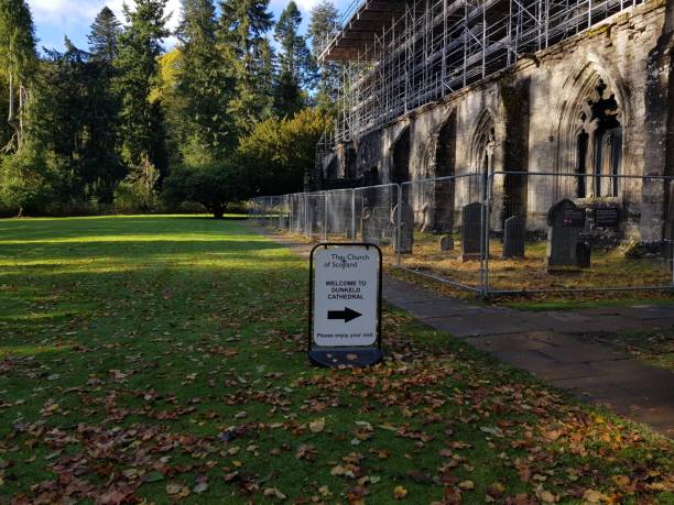 renovación de un antiguo edificio de piedra, catedral de dunkeld, dunkeld, perth y kinross, escocia, inglaterra reino unido - uk cathedral cemetery day fotografías e imágenes de stock