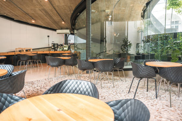 石畳の床の美しい高級カフェ