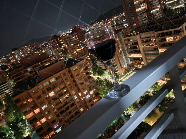 wine in the city - night in the city - fotografias e filmes do acervo