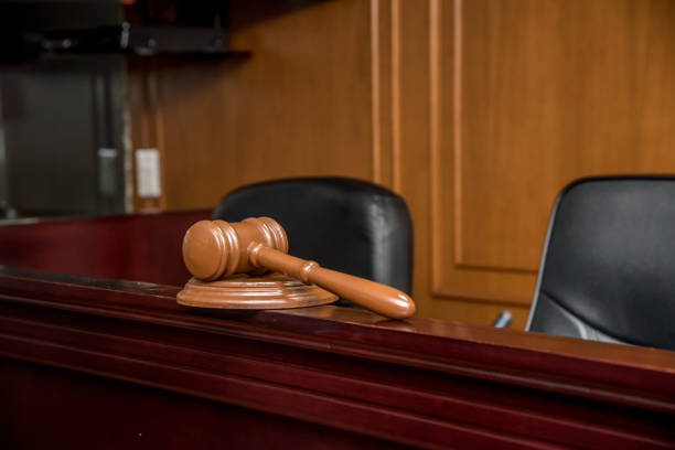 judicial courtroom with a wooden gavel, symbolizing justice and legal proceedings. - civil rights stock-fotos und bilder