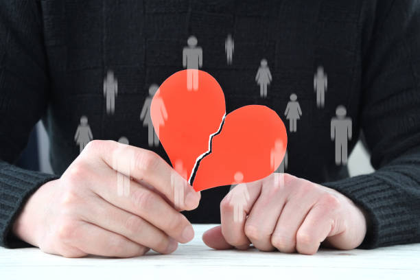 人間のピクトグラムがランダムに現れては消える男の手と傷ついた心 - うつ病 ストックフォトと画像