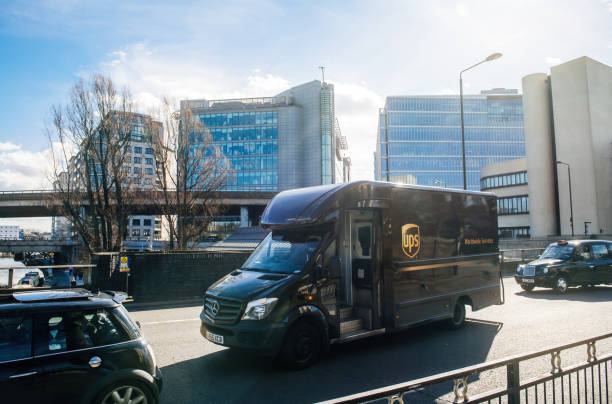 widok z tyłu pojazdu elektrycznego dostawa pocztowa ups united parcel services - united parcel service truck shipping delivering zdjęcia i obrazy z banku zdjęć