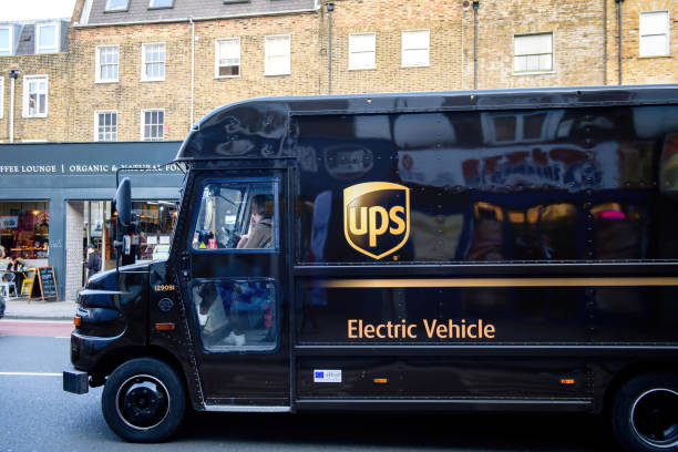 pojazd elektryczny ups united parcel services prowadzenie pocztowego samochodu dostawczego - united parcel service truck shipping delivering zdjęcia i obrazy z banku zdjęć