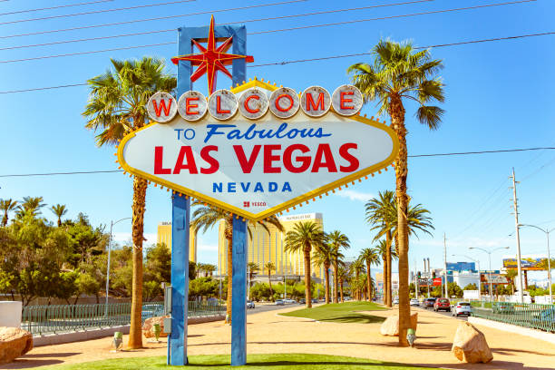 하늘, 야자수, 상징적인 환영 표지판이 멋진 라스베이거스에 오신 것을 환영합니다. - welcome to fabulous las vegas sign las vegas metropolitan area casino neon light 뉴스 사진 이미지