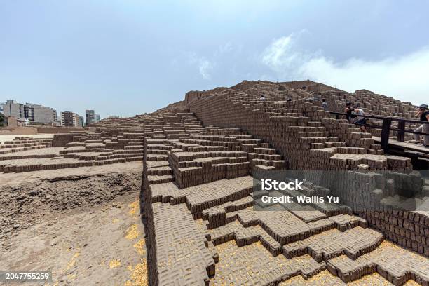 Huaca Pucllana Foto de stock y más banco de imágenes de Perú - Perú, Adobe, América del Sur