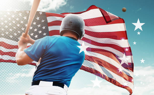 bandeira americana, beisebol e homem com sobreposição para competição esportiva, torneio global e jogos. jogador nacional, fitness e atleta masculino com bat hit ball para exercício de softbol, treino e partida - baseball player american flag sport men - fotografias e filmes do acervo