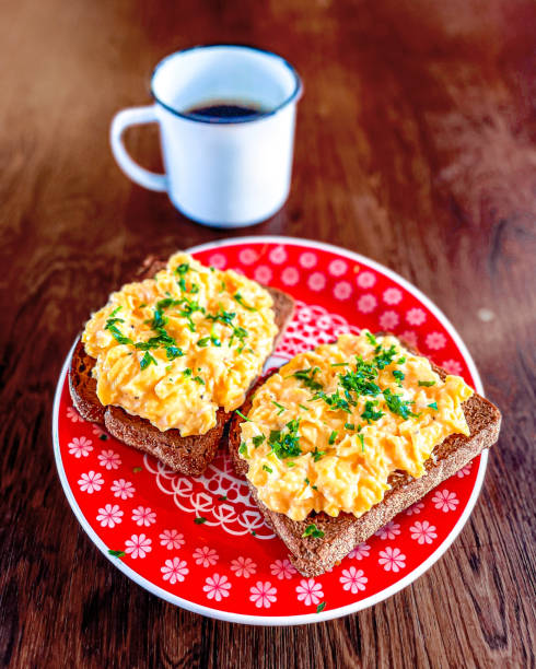 スクランブルエッグトーストで栄養満点の朝食 - nutritive ストックフォトと画像