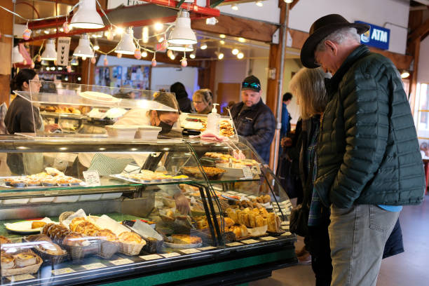 During lunch a lot of people come to buy fresh hot food they stand in line mostly elderly people this is in downtown vancouver on Granville Island Life in the city of Vancouver is a big market where many people who want to buy sell in aprons Premises for the weekend constantly crowded 09.2022 Canada Granville Island granville island stock pictures, royalty-free photos & images