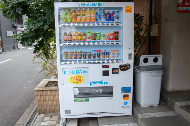 máquina expendedora en ámsterdam, países bajos, 3-9-2016 - vending machine selling machine energy drink fotografías e imágenes de stock