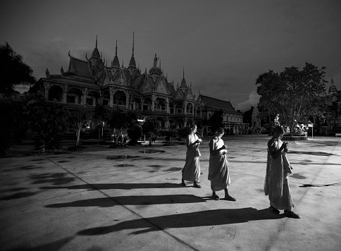 Known as the capital of pagodas and towers, coming to Soc Trang, visitors will receive surprise after surprise by the style of Khmer pagodas. One of the places to explore that tourists cannot miss is Botum Vong Sa Som Rong Pagoda. Som Rong Pagoda was built in the same architectural style as other Southern Khmer pagodas with an area of 5 hectares including: main hall, sala, house for monks, and also a book library with more than 1,500 volumes.