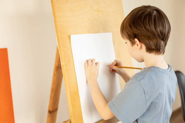 6 year old boy at a drawing lesson