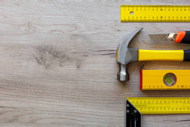 measuring instruments on a wooden surface. copy space. flat lay. - herramienta triangular fotografías e imágenes de stock