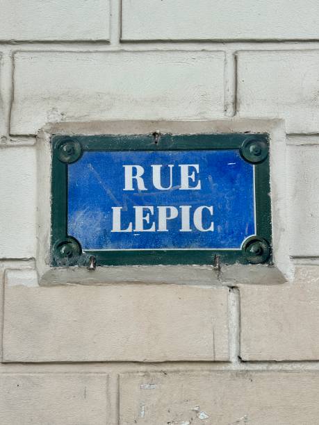 pariser straßenschild: rue lepic. paris, frankreich - main street road sign street name sign clear sky stock-fotos und bilder
