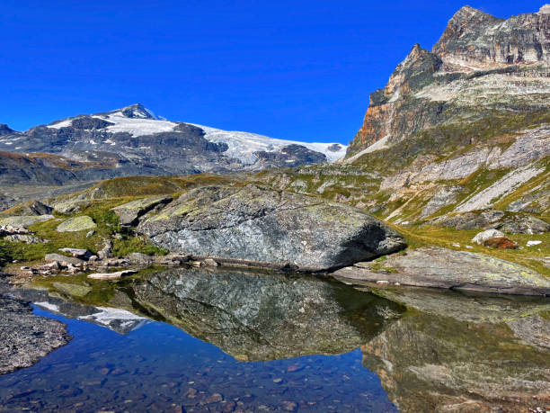 クリスタル クリア ハイツ: グレイシャー レイク パノラマ、ヴァノワーズ国立公園、オート アルプス、フランス - european alps europe high up lake ストックフォトと画像