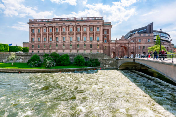 parliament building (riksdag) on a summer day, stockholm, sweden - sveriges helgeandsholmen zdjęcia i obrazy z banku zdjęć