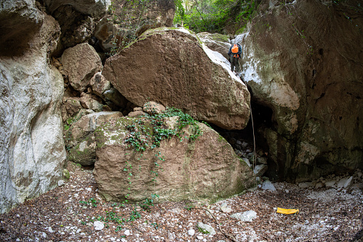 Pago delle Fosse è un profondo  canyon inciso su una gigantesca faglia con pareti di roccia altissime nella Valentina in Umbria