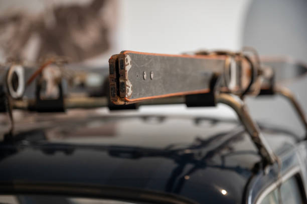 Vecchi sci sull'automobile