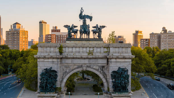grand army plaza with historic soldiers and sailors memorial arch in brooklyn, new york, in the early morning in spring. - soldiers and sailors memorial arch imagens e fotografias de stock