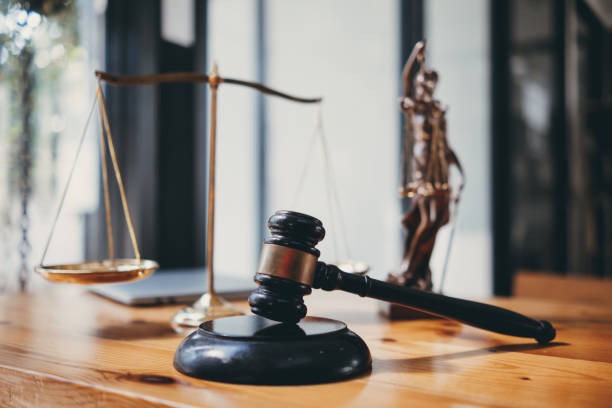 im gerichtssaal wird ein richterhammer vorbereitet, mit dem das signal gegeben wird, wenn das urteil nach abschluss der verhandlung verlesen wird. concept judge gavel ist bereit, die entscheidung in einem gerichtsverfahren zu symbolisieren. - klöppel stock-fotos und bilder