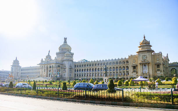 vidhana soudha to budynek w bangalore w indiach, który służy jako siedziba legislatury stanowej karnataka. - bangalore india parliament building vidhana soudha zdjęcia i obrazy z banku zdjęć