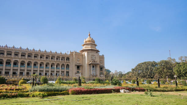 vidhana soudha to budynek w bangalore w indiach, który służy jako siedziba legislatury stanowej karnataka. - bangalore india parliament building vidhana soudha zdjęcia i obrazy z banku zdjęć