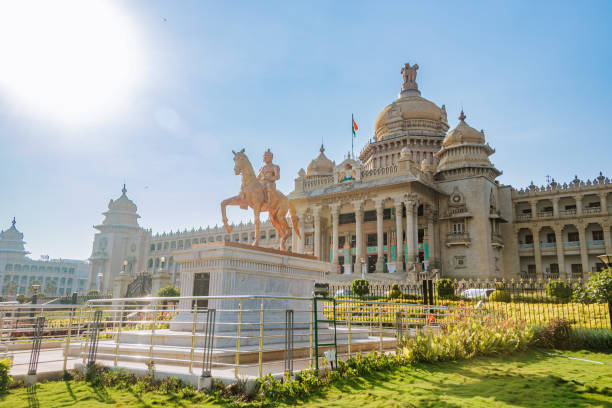 vidhana soudha to budynek w bangalore w indiach, który służy jako siedziba legislatury stanowej karnataka. - bangalore india parliament building vidhana soudha zdjęcia i obrazy z banku zdjęć