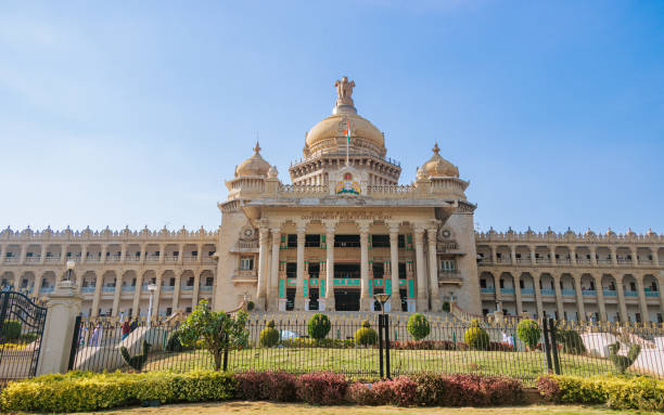 vidhana soudha to budynek w bangalore w indiach, który służy jako siedziba legislatury stanowej karnataka. - bangalore india parliament building vidhana soudha zdjęcia i obrazy z banku zdjęć