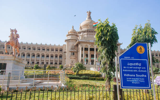 vidhana soudha to budynek w bangalore w indiach, który służy jako siedziba legislatury stanowej karnataka. - bangalore india parliament building vidhana soudha zdjęcia i obrazy z banku zdjęć