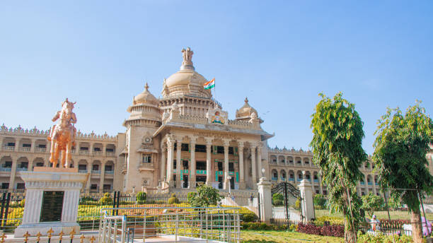 vidhana soudha è un edificio di bangalore, in india, che funge da sede della legislatura statale del karnataka. - bangalore india parliament building vidhana soudha foto e immagini stock