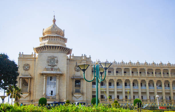 vidhana soudha è un edificio di bangalore, in india, che funge da sede della legislatura statale del karnataka. - bangalore india parliament building vidhana soudha foto e immagini stock