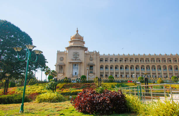 vidhana soudha to budynek w bangalore w indiach, który służy jako siedziba legislatury stanowej karnataka. - bangalore india parliament building vidhana soudha zdjęcia i obrazy z banku zdjęć