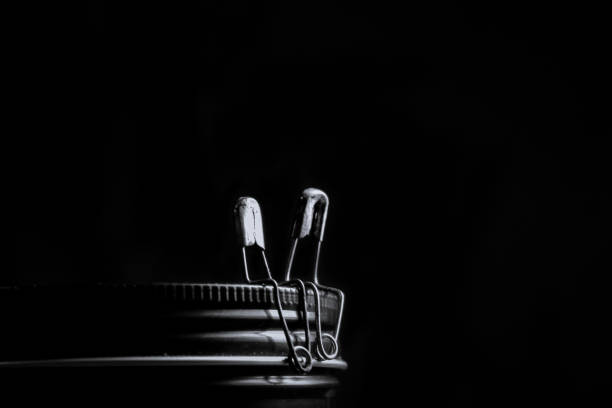characters of a couple made of safety pins sitting together, human shaped safety pins sitting together, characters made of safety pins sitting in a relationship - safety pin closed open isolated 뉴스 사진 이미지