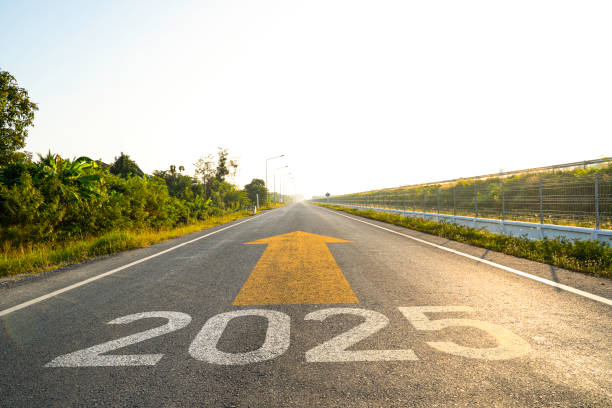 2025年は、アスファルト道路にまっすぐ進む矢印を描いて、事業計画と新年のコンセプトの継続的な改善を行います。