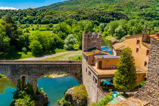 besalu is a town in the region of garrotxa, in girona, catalonia, spain. - garrotxa photos et images de collection
