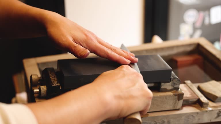 Ręczne ostrzenie noża na osełce, ilustrujące sposób ostrzenia noży w domu.