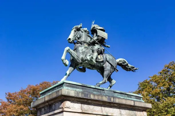 The statue of Masashige Kusunoki, who is famous for his loyalty to the Emperor, is located in the outer gardens of the Imperial Palace where His Majesty the Emperor lives.