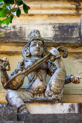 Estatua de la diosa Saraswati en el templo Sella Kataragama, Kataragama, Sri Lanka photo