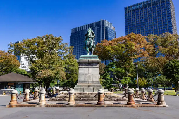 The statue of Masashige Kusunoki, who is famous for his loyalty to the Emperor, is located in the outer gardens of the Imperial Palace where His Majesty the Emperor lives.