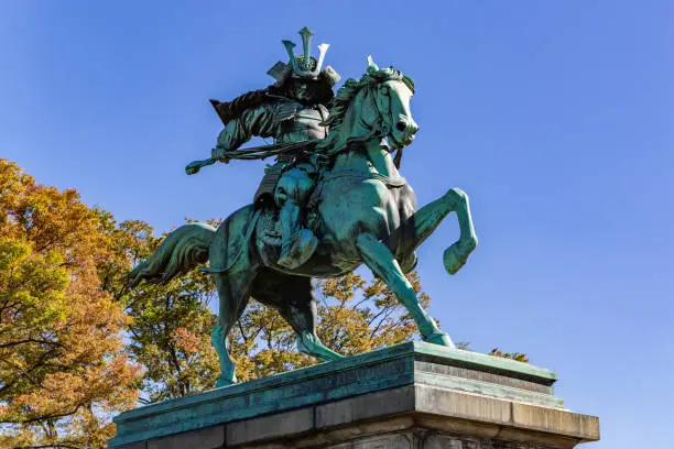 The statue of Masashige Kusunoki, who is famous for his loyalty to the Emperor, is located in the outer gardens of the Imperial Palace where His Majesty the Emperor lives.