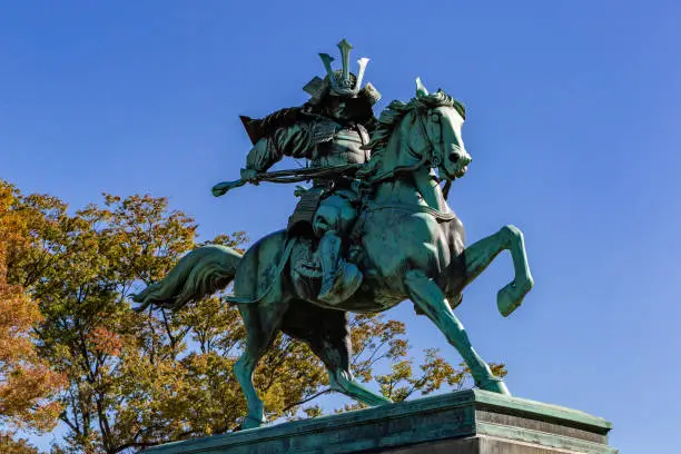 The statue of Masashige Kusunoki, who is famous for his loyalty to the Emperor, is located in the outer gardens of the Imperial Palace where His Majesty the Emperor lives.