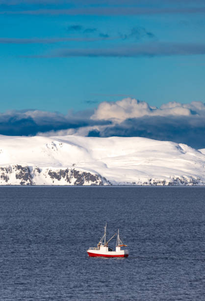 nordnorwegische winterlandschaft mit segelboot. - hammerfest stock-fotos und bilder