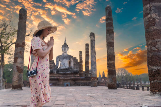 sukhothai, tajlandia podróżnik i turystka lubią spacerować, aby zobaczyć historyczny park tajlandii. - zen like women temple meditating zdjęcia i obrazy z banku zdjęć