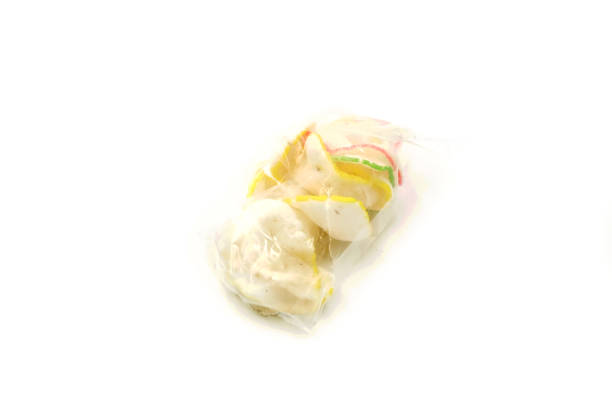 Small, colorful crackers wrapped in clear plastic. These crackers have a delicious taste because they are cooked by frying. Crackers can be used as a complementary food, or as a snack