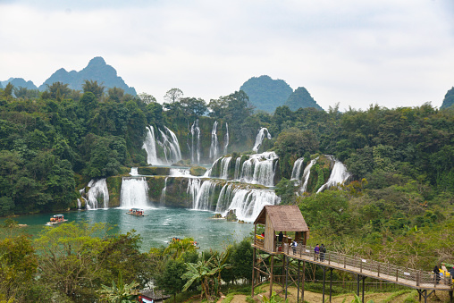The Detian Waterfall is a scenic spot located on the Sino Vietnamese border in Chongzuo City. Its unique natural scenery attracts a large number of tourists to visit every day