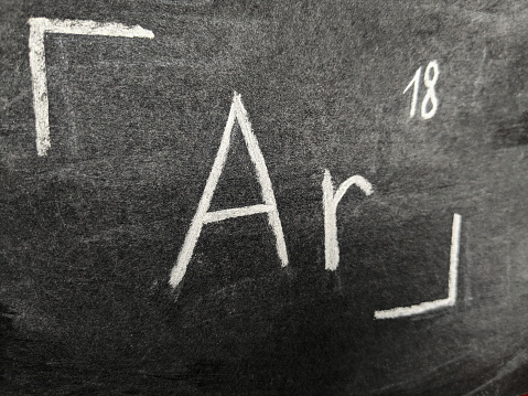 Химический элемент аргон с серийным номером из таблицы Менделеева. Рисунок мелом.